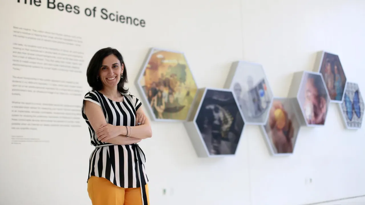 Canan Dağdeviren, “The Bees of Science” sergisinde (2020)