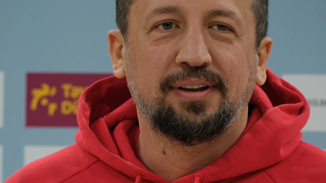 Hidayet Türkoğlu, milli takım sweatshirt’üyle (Şubat 2025)