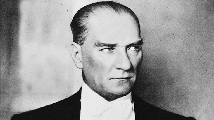 Mustafa Kemal Atatürk, frakla çekilmiş resmî portresi (1932)
