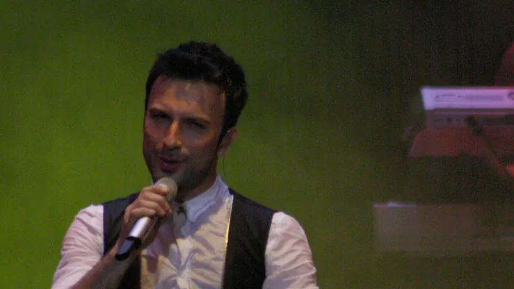 Tarkan sahnede şarkı söylerken (2011)